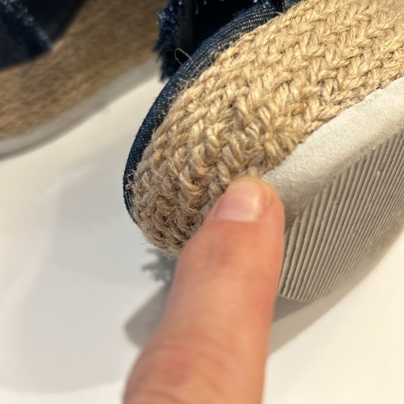 Navy Blue Denham wedges with fringe size 9. Brand is Rampage. White rubber sole - Picture 11 of 13